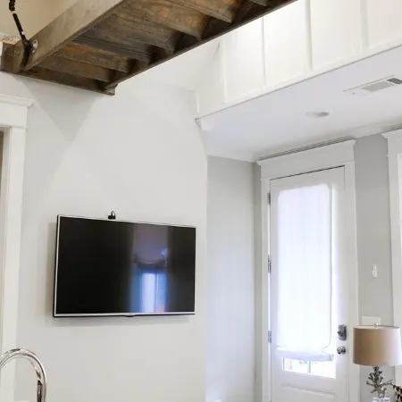 Beautiful Downtown Auburn Cottage In A Quaint Setting!