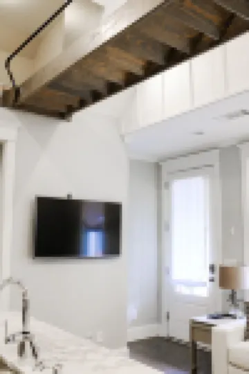 Beautiful Downtown Auburn Cottage In A Quaint Setting!