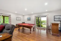 Great Location! Walk to Resort Amenities! Watch Golf from Deck! Pool Table!