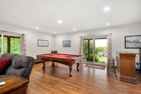 Great Location! Walk to Resort Amenities! Watch Golf from Deck! Pool Table!