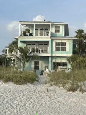 BEACHFRONT HOUSE DIRECTLY ON SOFT SUGAR WHITE SANDS