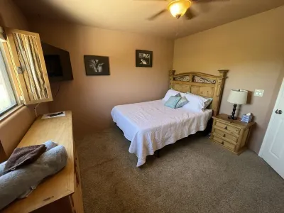 Peaceful desert Oasis, pool & spa! Pets welcome, golf, hiking, riding, dining.