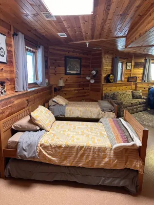 The Dakota Hogan Amazing views and close to Lake Pactola!