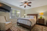 Secluded Lake Oconee 4 Bed/4 BA lakefront home w/ Private dock, 10 Min to Publix