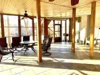 Lake Front Home. 3 Large Living Spaces. Screened Porches. Pet Friendly.