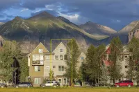 Owl Meadows LUX 3BR/3.5Bth Views, deck, fp; Walk to town, grocery EVERYWHERE