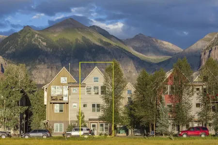 Owl Meadows LUX 3BR/3.5Bth Views, deck, fp; Walk to town, grocery EVERYWHERE