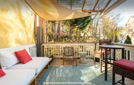 Modern Luxury, Walk to Washington St and Downtown, EV, Movie Room, Spa Bathroom