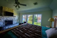 Private Country Home on 4 Acres, Open Space, Pool, Hot Tub, Gameroom, Pond