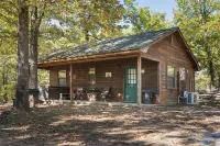 Rustic Coyote Ridge Cabin with a Hot Tub