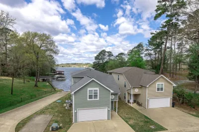 LAKEFRONT HOME, Private Dock Access, Boat Launch & Kayaks! Hotels near Lake Hamilton
