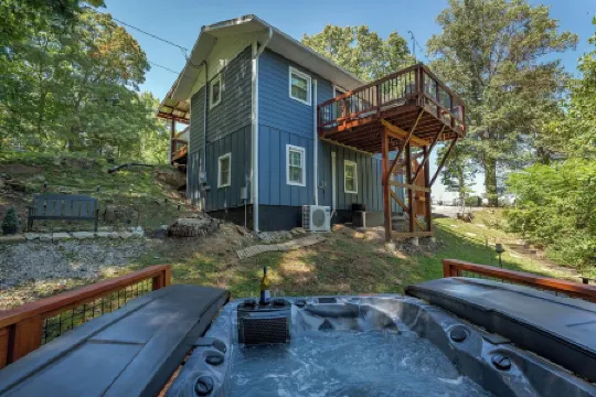 “Little Blue Cabin • Cozy Boho Hideaway • Jacuzzi, Fire Pit & Close to Brp”