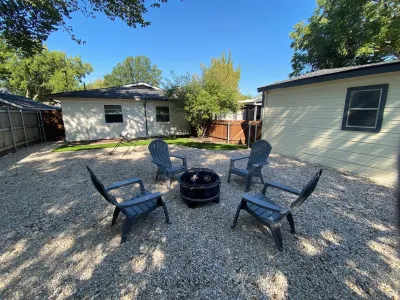 Rodeo Ranch River District. Near all attractions. Sleeps 9, Fenced yard, Pets ok