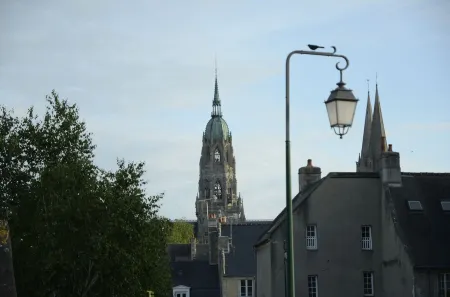 Quiet, bright upscale holiday cottage in the center of Bayeux, with garden Отели рядом с достопримечательностью «Bayeux City Hall»