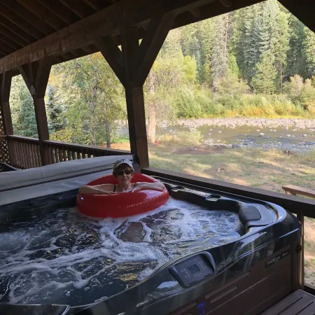 The Drop Inn - Large Home! Close to Wolf Creek, on San Juan River, Hot tub