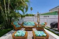 Private Salt Water Pool & Spa, WALK TO BEACH, near Bean Point, GROUND LEVEL.