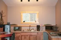 “Cozy Mountain Suites - #3 just 5 minutes from Glacier Park”