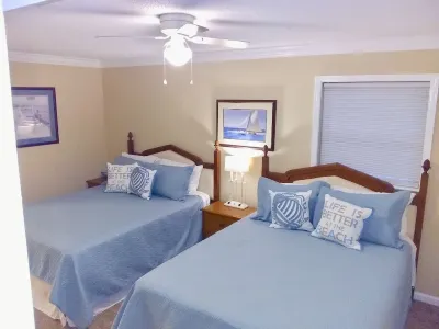 Charming 4 bedroom / 2 bath Home Walking Distance To Beach Hotels near Gulfport Mississippi Beaches