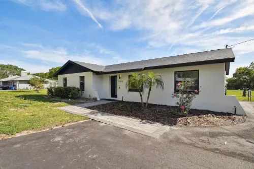Modern 3bed, 2bath House in Wesley Chapel, with EV Charging Outlet, AC, & WiFi.