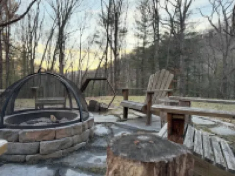 Hidden Cabin Retreat with Hot Tub in Lost City, WV