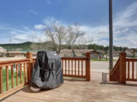 Spacious 3BR Home w/ Deck – Right in Downtown Custer, Shops & Dining! Hoteles en Custer