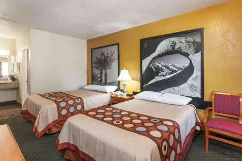 Super 8 by Wyndham Bakersfield South CA - Motels