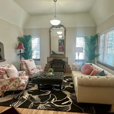 Modern Tree-Street Retreat/Walkable Location