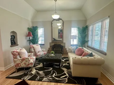 Modern Tree-Street Retreat/Walkable Location