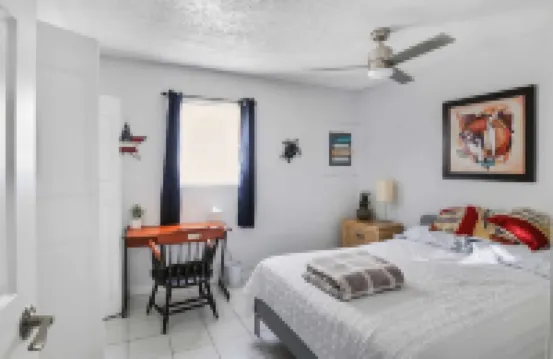 Sunset Lagoon. In the heart of Hudson. Waterfront. 2 minute walk beach/dining