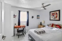 Sunset Lagoon. In the heart of Hudson. Waterfront. 2 minute walk beach/dining Hotels near Skeleton Key Marina