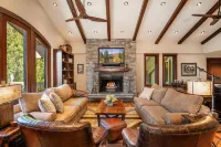 Beautiful Sun Valley Lodge II Penthouse, Sleeps 8 with Amazing Views of Baldy