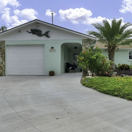 Waterfront-canal/w/Gulf view-pets welcome-private dock for a fee.
