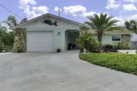 Waterfront-canal/w/Gulf view-pets welcome-private dock for a fee. - 4 tähden