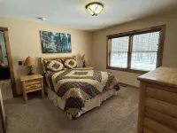 Northern MI Log Cabin Inn–Hot Tub, Trails, Golf, Trails, Nature, Snowmobile, Ski - 小木屋