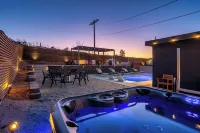 Reel House - Pool, Hot Tub, A/C, BBQ, 100in projector Movie Room, Pet Friendly!
