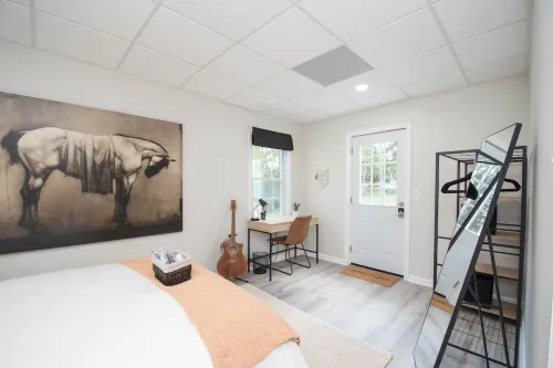 Luxury Private 1 Bedroom 1 Bathroom Apartment with Gym and Washer Dryer in Unit