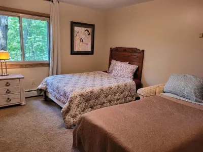 House in the trees with City View Hotels near Quarry Hill Nature Center