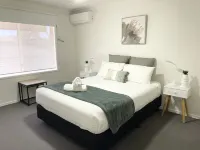 450m to Beach, Shops, Cafes, Restaurants + WIFI/Netflix