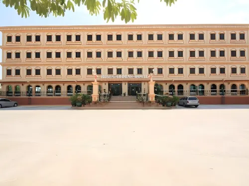 Rose Garden Hotel Hotels in Uthai District