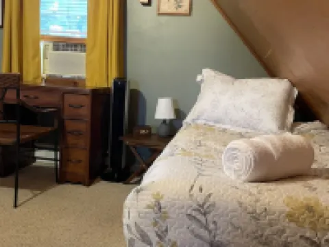 Your Cabin Retreat! Mountain Views-Hot Tub-King Bed-Fast Wifi-Vet Owned Hotels in Preston County