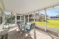 The Villages! 2 Squares!-Pool Access -Free Wifi-All Amenities-Shopping Galore!