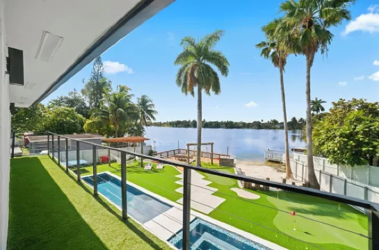 Lakefront Luxe Home/Heated Pool/Spa/Playroom & BBQ Hotels in Miami Gardens