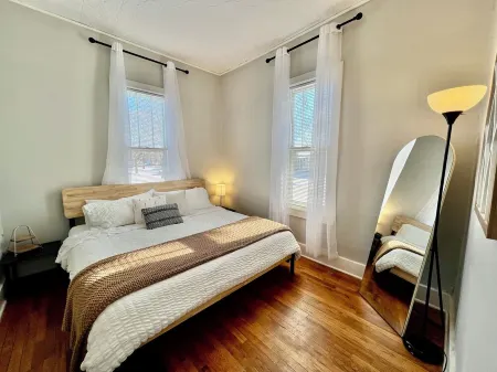 Cozy Bungalow - Close to Campus + Nespresso Coffee Maker! Отели в г. Шампейн