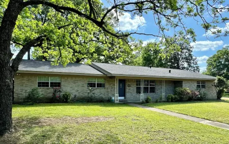 Charming 4-bedroom house with AC and WiFi in peaceful Texarkana Отели в г. Тексаркана