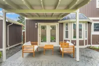 Peaceful Parkside Pad - Game Room