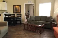 Madeira Beach Condo near John's Pass فنادق في ماديرا بيتش