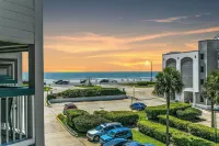 La CaSEAta - Beachfront Condo