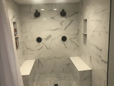 POOL, LARGE NEWLY RENOVATED: 4+ Bedroom, lots of room