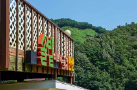 Gurye Solbachi Boineun Punggyeong Pension