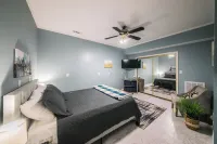 Hot Tub + Fire Pit + Corn Hole + BBQ + Game Room + Spa Bath